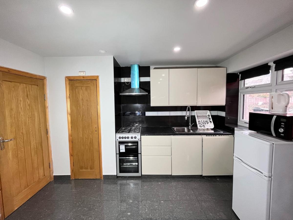 Full Studio Near Heathrow Airport & London Hayes  Extérieur photo