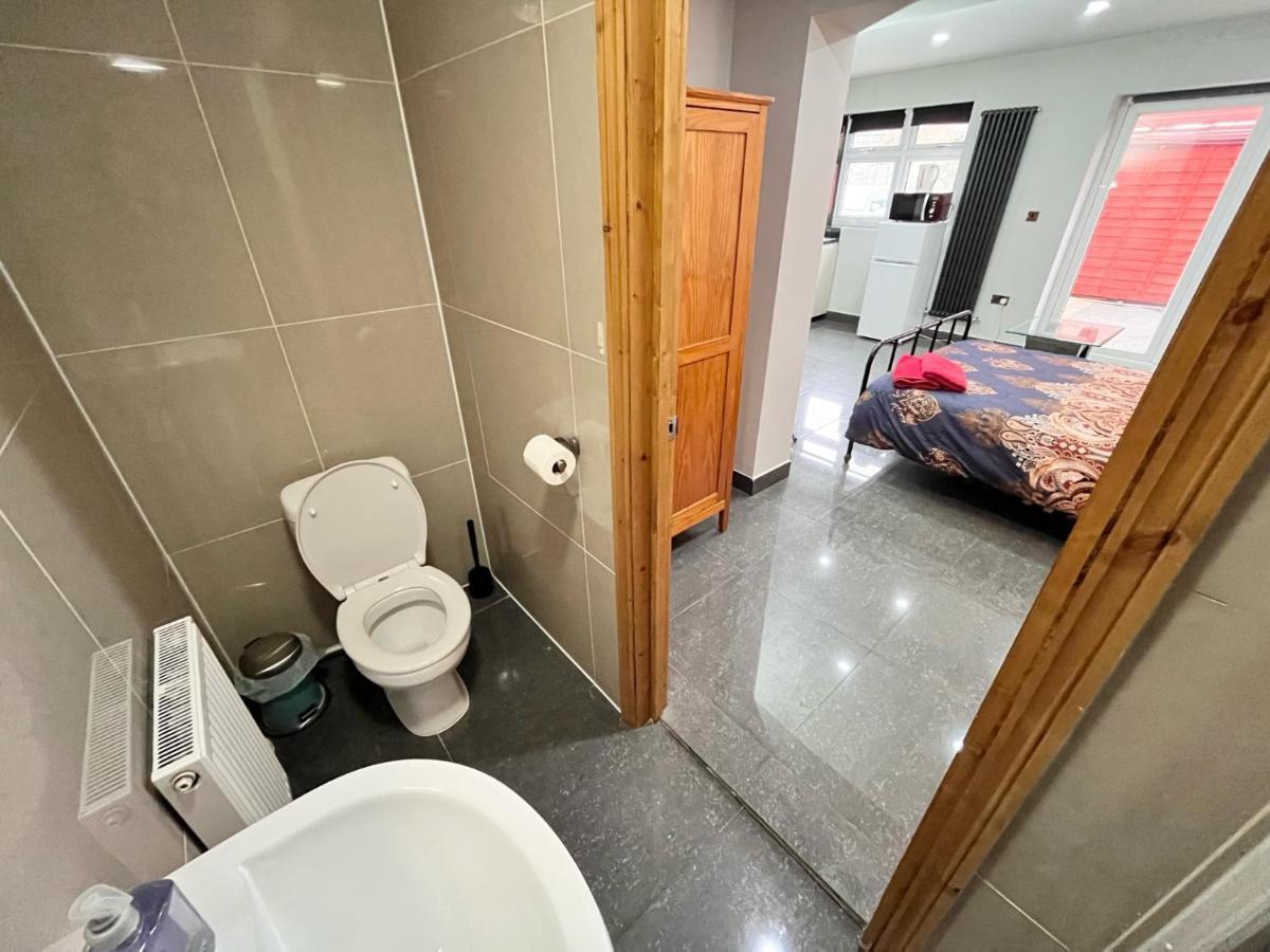 Full Studio Near Heathrow Airport & London Hayes  Extérieur photo